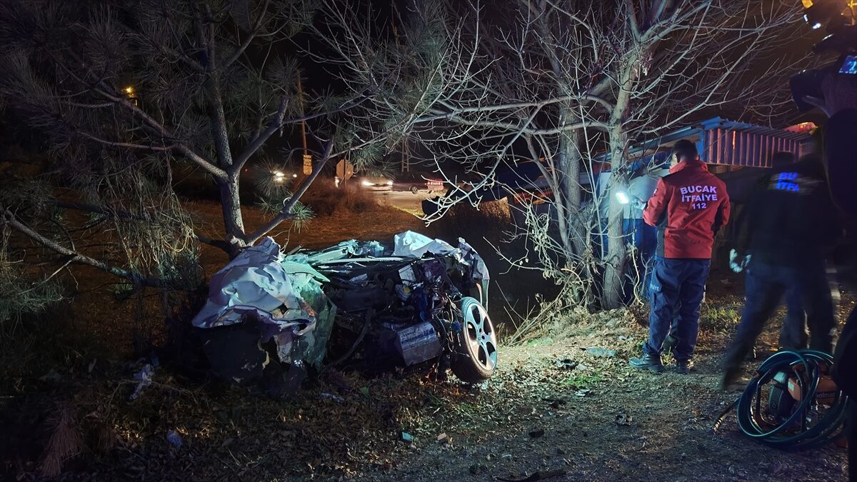 BURDUR (AA) – Burdur'un Bucak ilçesinde kamyonetle otomobilin çarpışması sonucu