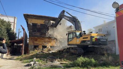 BURDUR (AA) – Burdur'da tehlike oluşturan 2 katlı metruk binanın