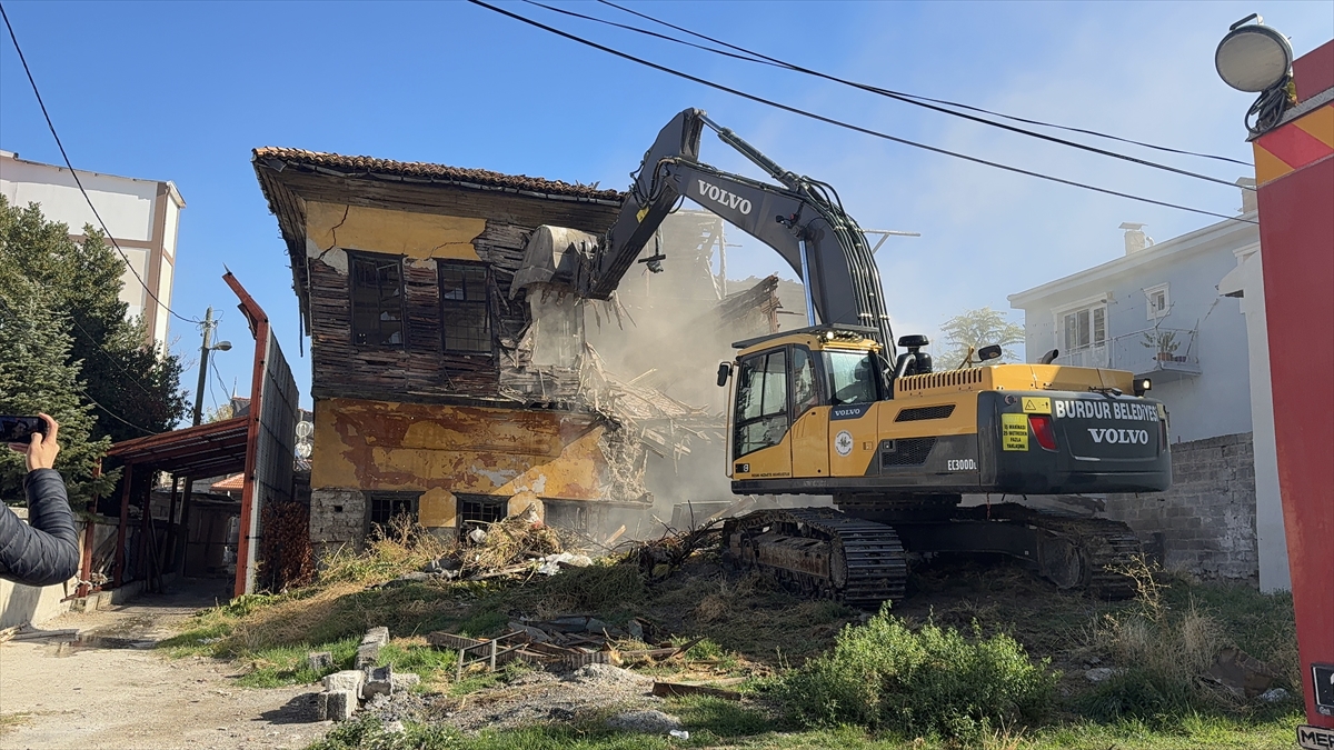 BURDUR (AA) – Burdur'da tehlike oluşturan 2 katlı metruk binanın