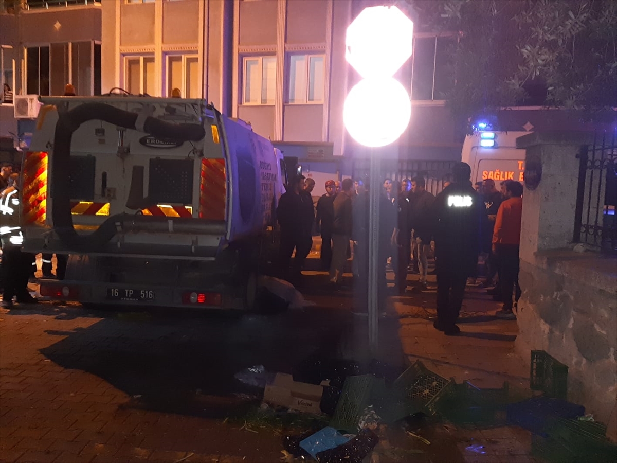 BURSA (AA) – Bursa'nın Karacabey ilçesinde bir kişi çöp kamyonunun