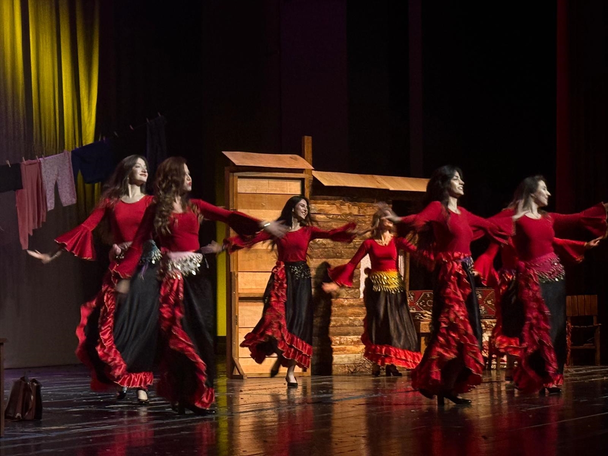 BURSA (AA) – "Deli Ayten" adlı tiyatro oyunu Bursa'da izleyiciyle