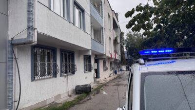 - Babanın balkondan sarkarak düşme anı güvenlik kamerasınca kaydedildi