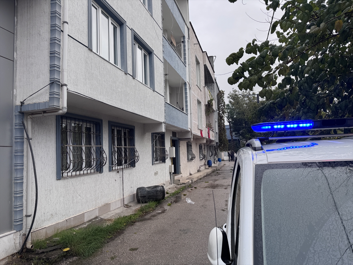 - Babanın balkondan sarkarak düşme anı güvenlik kamerasınca kaydedildi