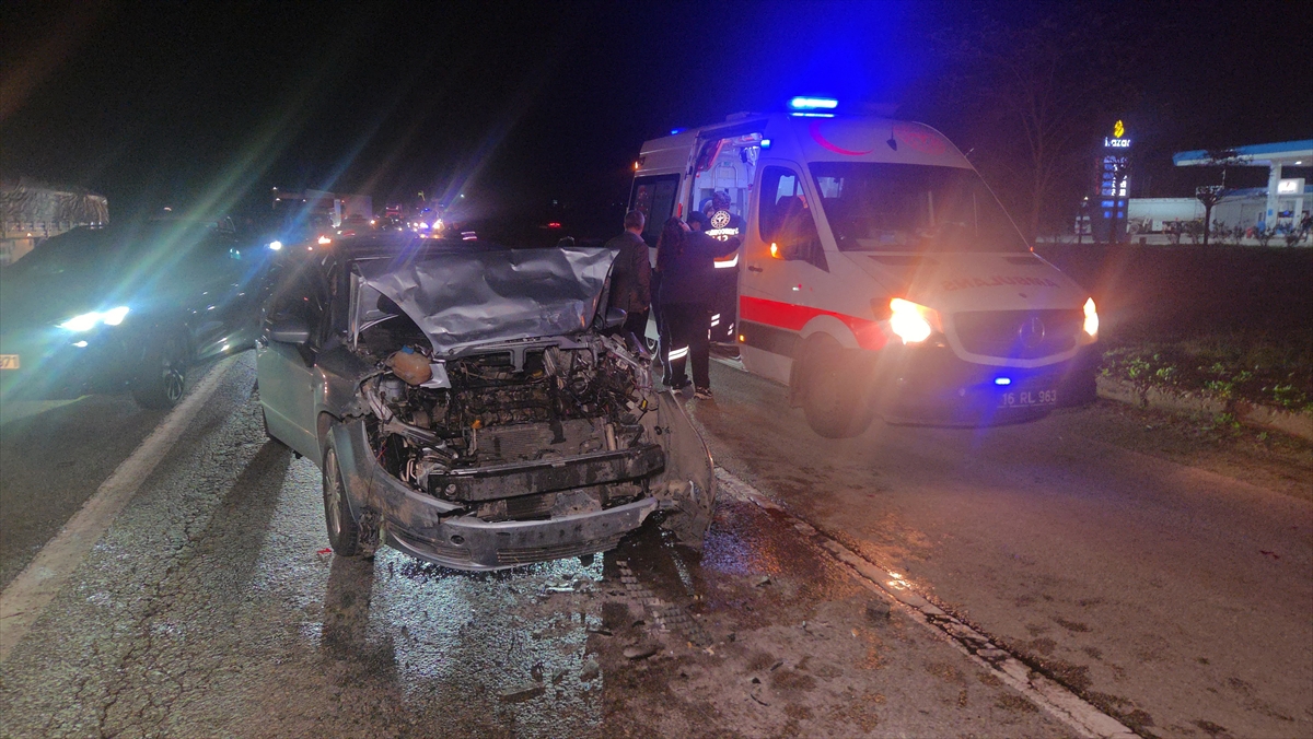 BURSA (AA) – Bursa'nın Orhangazi ilçesinde otomobilin kırmızı ışıkta bekleyen