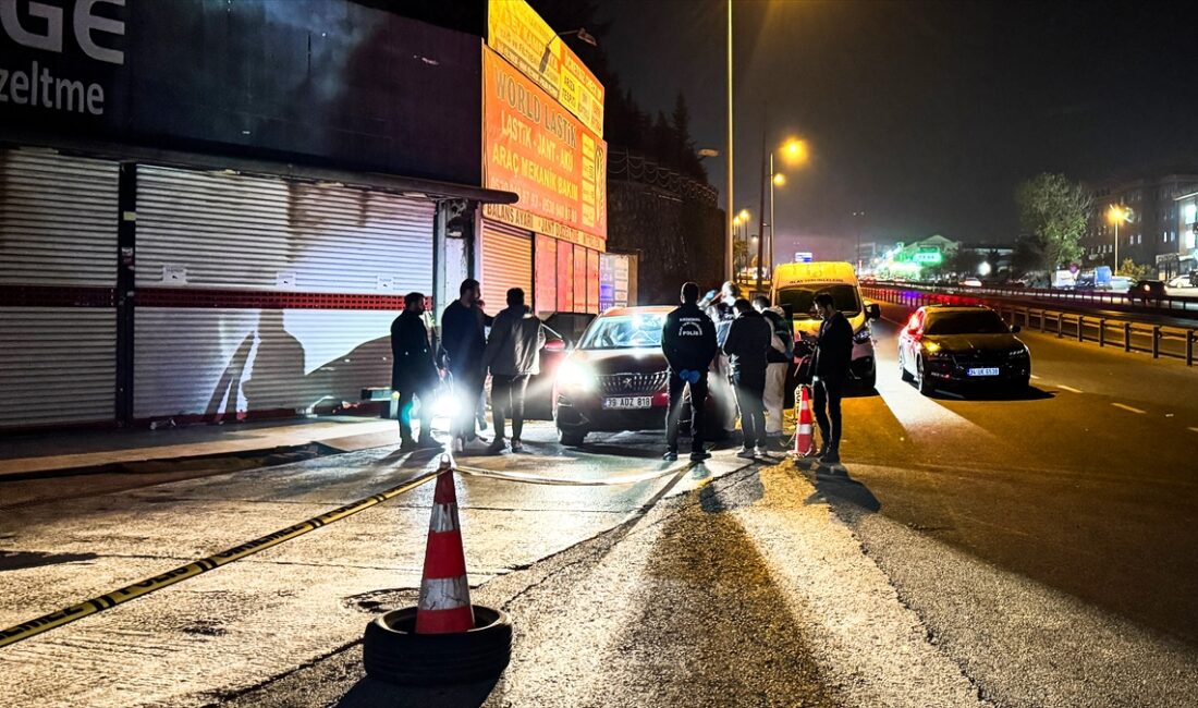 İSTANBUL (AA) – Büyükçekmece'de seyir halindeki otomobilde çıkan silahlı kavgada