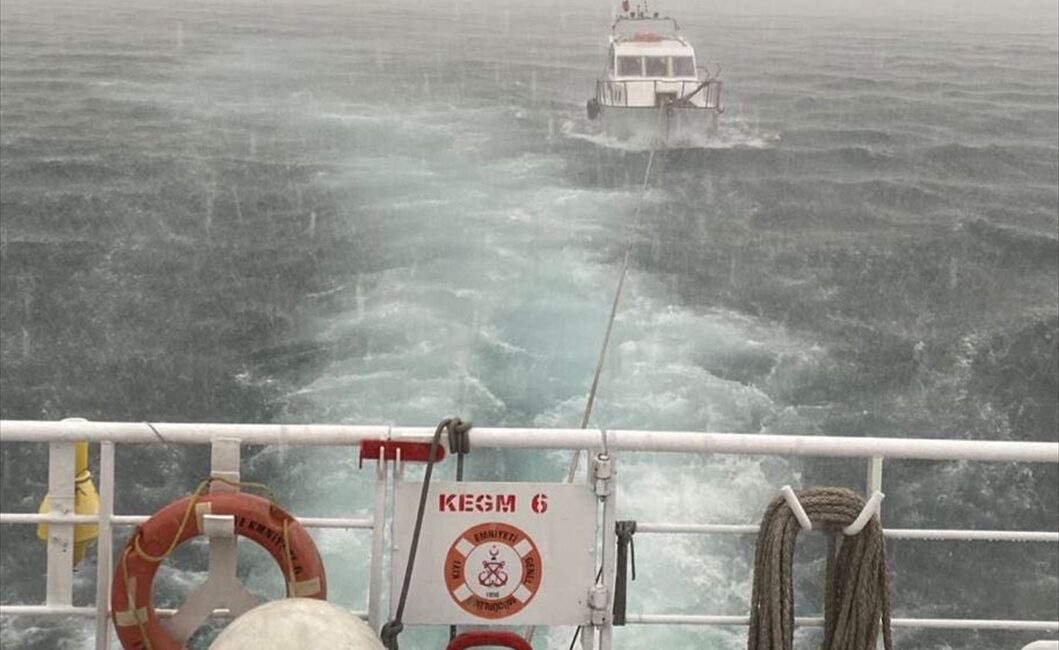 ÇANAKKALE (AA) – Çanakkale Boğazı'nda makineleri arızalanan ve sürüklenen tekne,