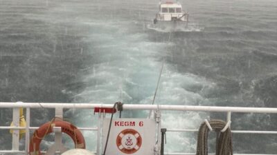 ÇANAKKALE (AA) – Çanakkale Boğazı'nda makineleri arızalanan ve sürüklenen tekne,