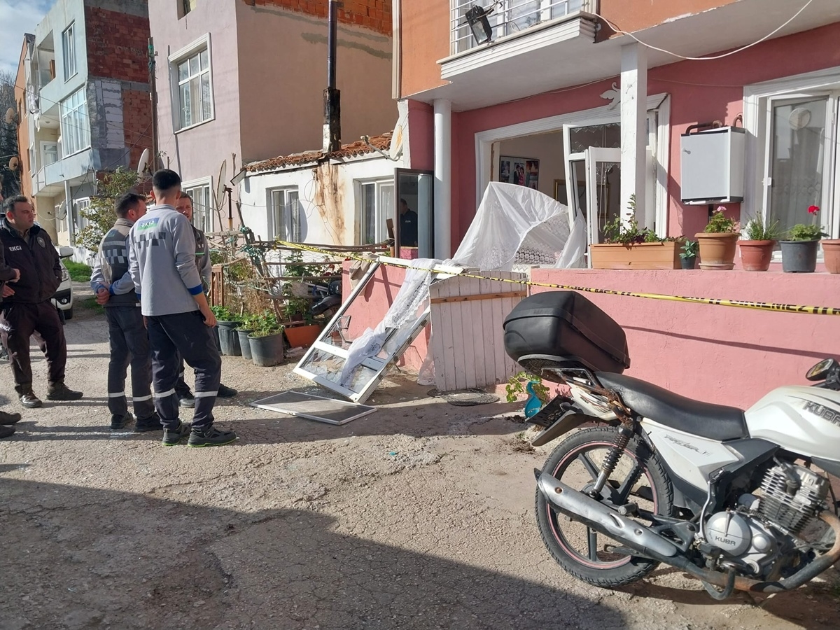 ÇANAKKALE (AA) – Çanakkale'nin Gelibolu ilçesindeki bir apartmanda meydana gelen