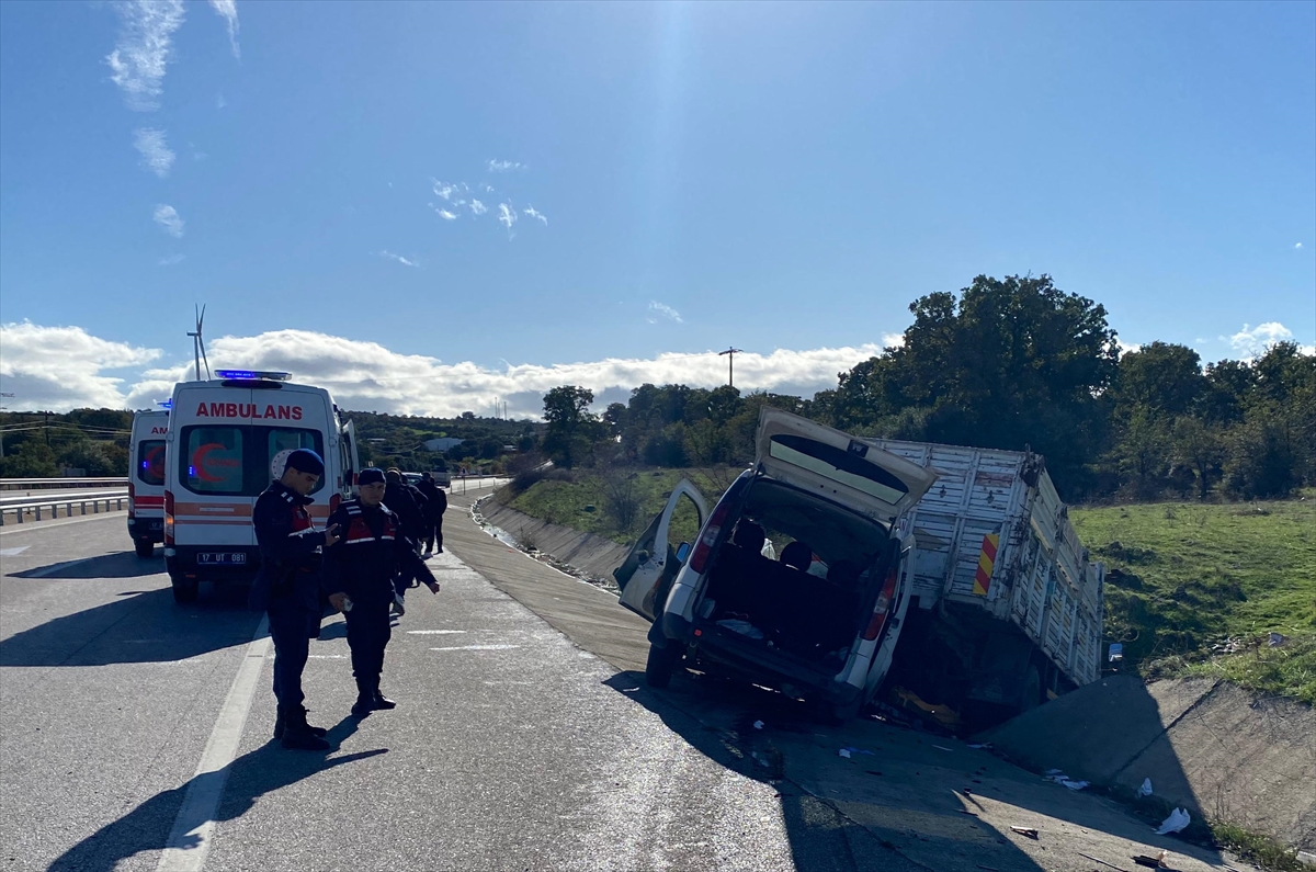 ÇANAKKALE (AA) – Çanakkale'nin Ayvacık ilçesinde hafif ticari araç ile