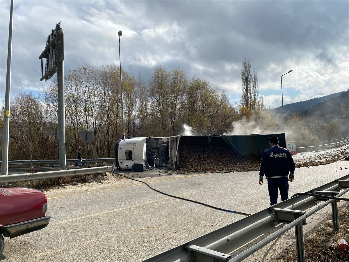 ÇANKIRI (AA) – Çankırı'da pancar yüklü tırın devrilmesi sonucu sürücü