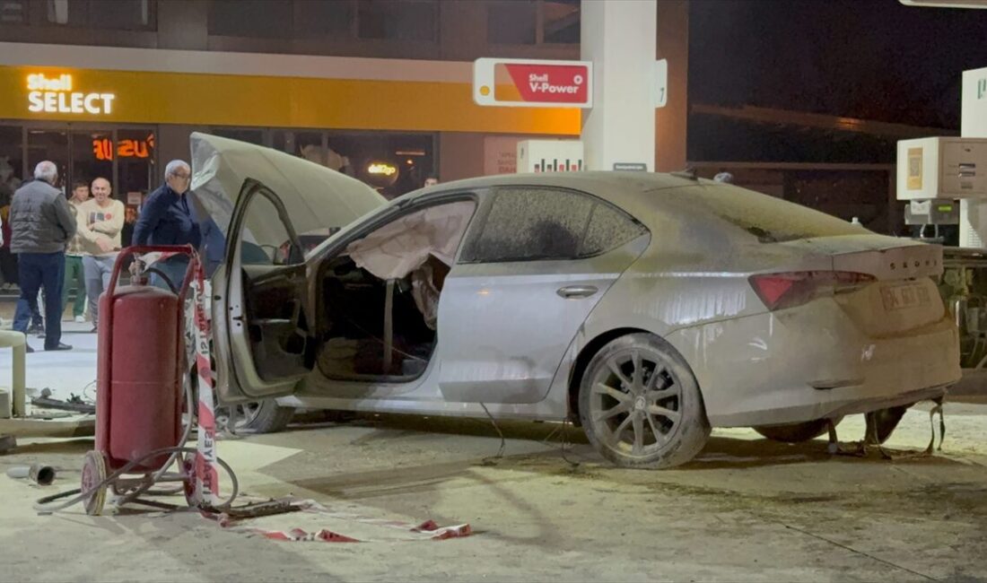 İSTANBUL (AA) – Çekmeköy'de benzinlikten yakıt alan otomobile çarpan araçta