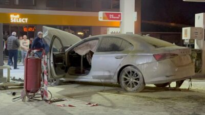 İSTANBUL (AA) – Çekmeköy'de benzinlikten yakıt alan otomobile çarpan araçta