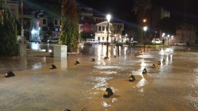 İZMİR (AA) – İzmir'in Çeşme ilçesinde kuvvetli sağanak nedeniyle cadde