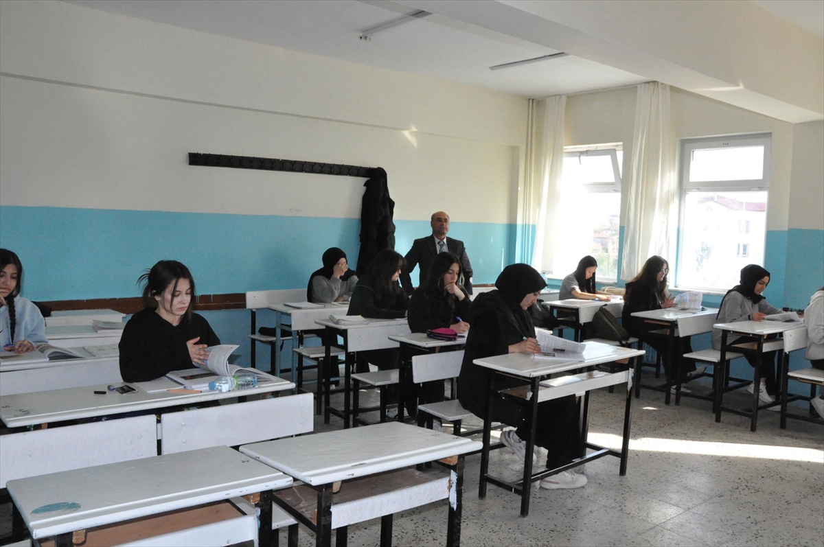 - Yozgat'ta çocuk felciyle dünyaya gelen 46 yaşındaki engelli öğretmen