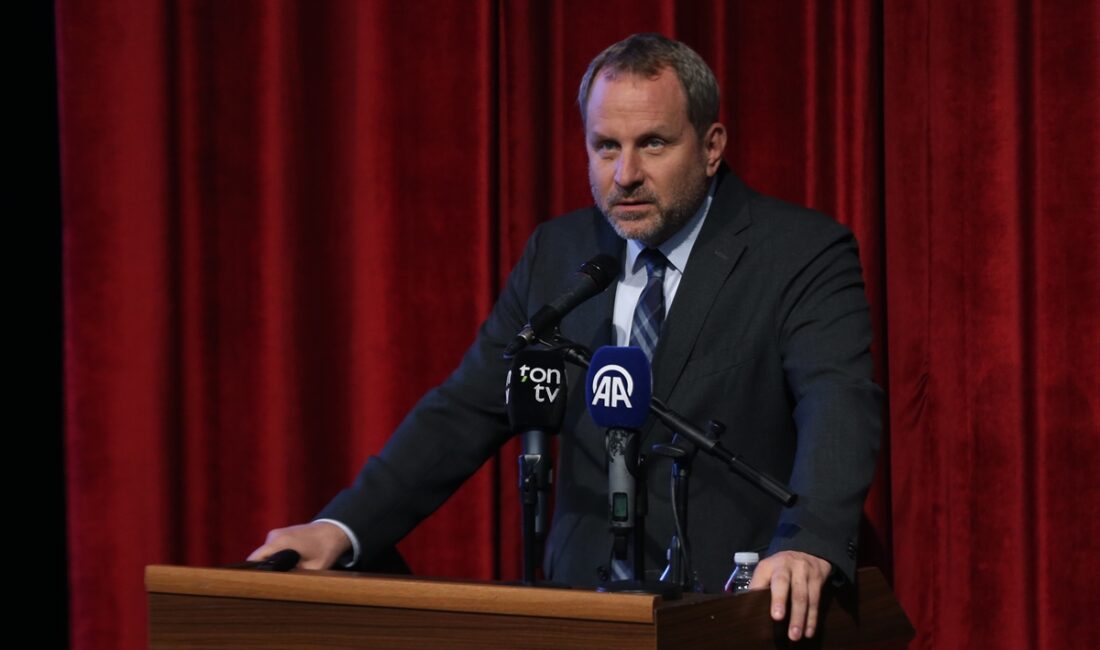 - Kale Grubu Yönetim Kurulu Başkan Vekili Osman Okyay:
- "Onurlu