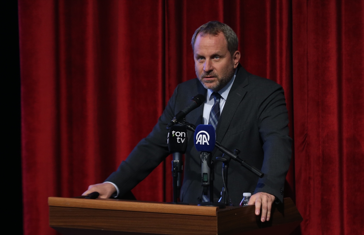 - Kale Grubu Yönetim Kurulu Başkan Vekili Osman Okyay:
- "Onurlu