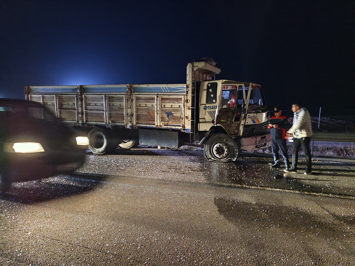 ÇORUM (AA) – Çorum'un Sungurlu ilçesinde kamyon, kepçe ve 3