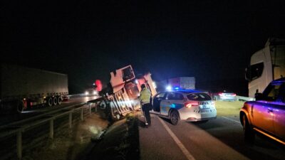 - Kaza, Çorum-Samsun kara yolunun Samsun istikametinde ulaşımda aksamaya neden