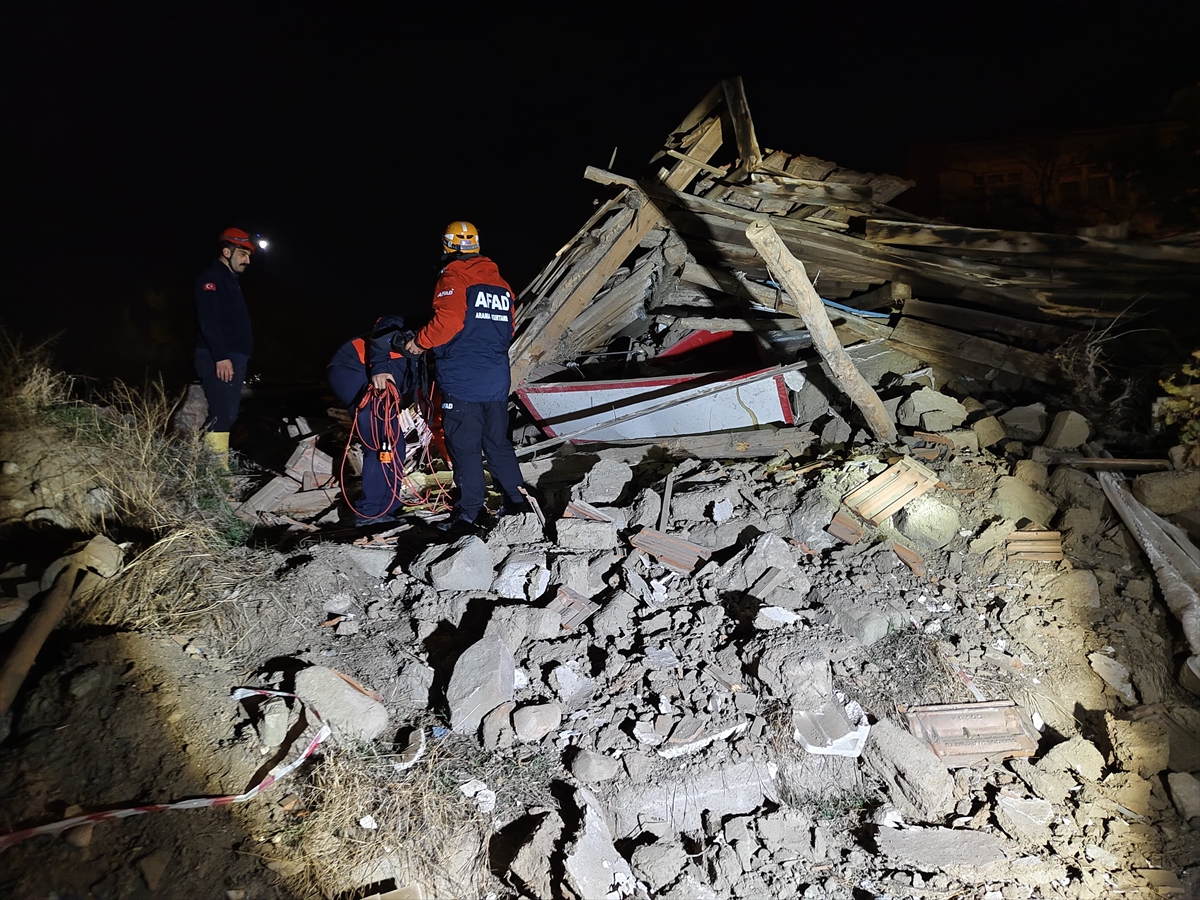 ÇORUM (AA) – Çorum'un Sungurlu ilçesinde iki katlı metruk bina