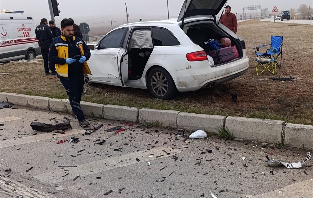 ÇORUM (AA) – Çorum'un Alaca ilçesinde iki otomobilin çarpışması sonucu