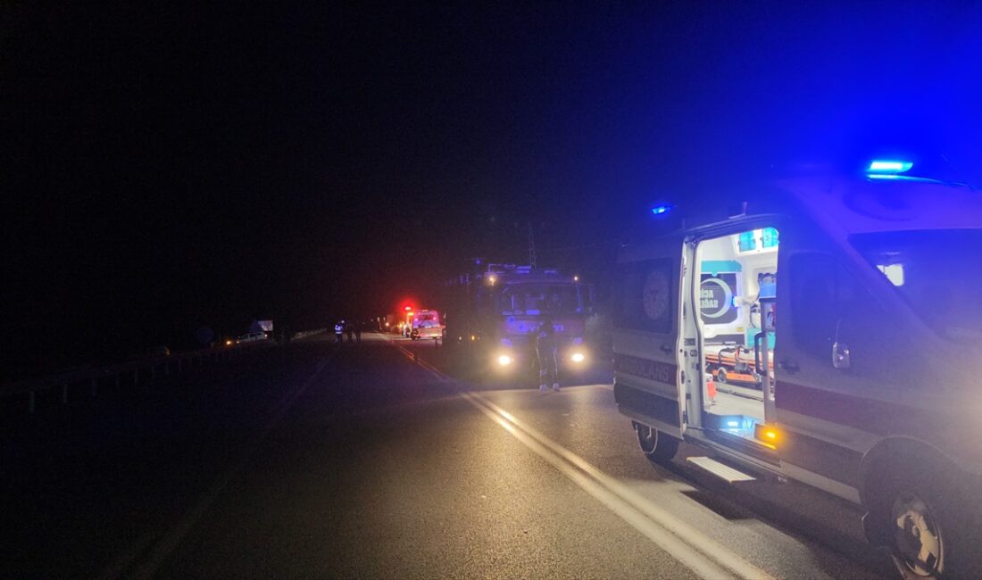 ÇORUM (AA) – Çorum'da iki otomobilin park halindeki vince arkadan