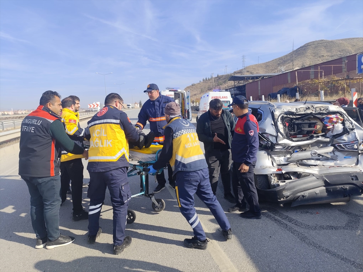 ÇORUM (AA) – Çorum'un Sungurlu ilçesinde kamyonla cipin çarpışması sonucu