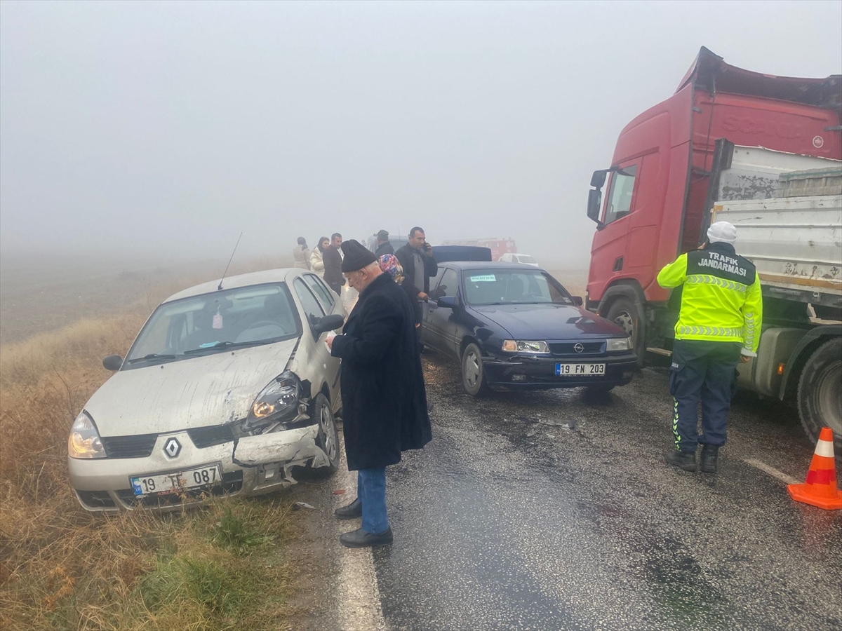 ÇORUM (AA) – Çorum'un İskilip ilçesinde 5 otomobilin karıştığı zincirleme