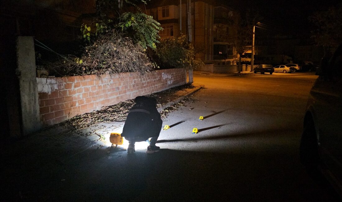 ÇORUM (AA) – Çorum'da sokakta silahlı kovalamaca güvenlik kamerasınca kaydedildi.