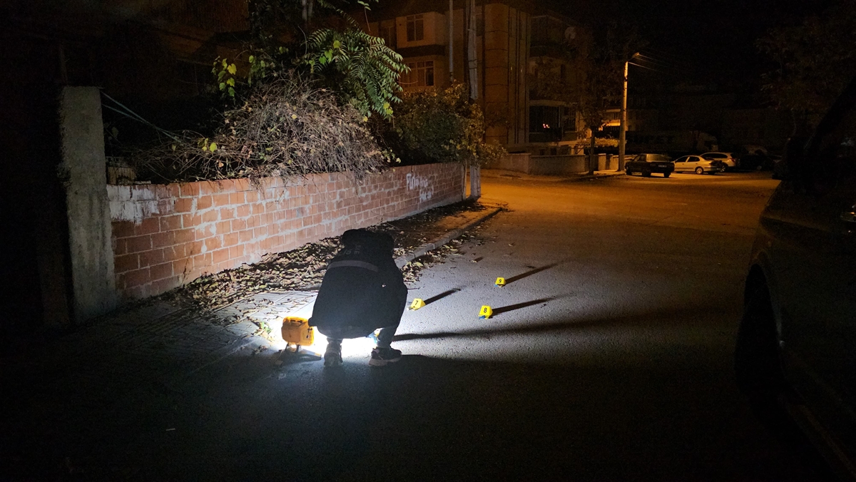 ÇORUM (AA) – Çorum'da sokakta silahlı kovalamaca güvenlik kamerasınca kaydedildi.
