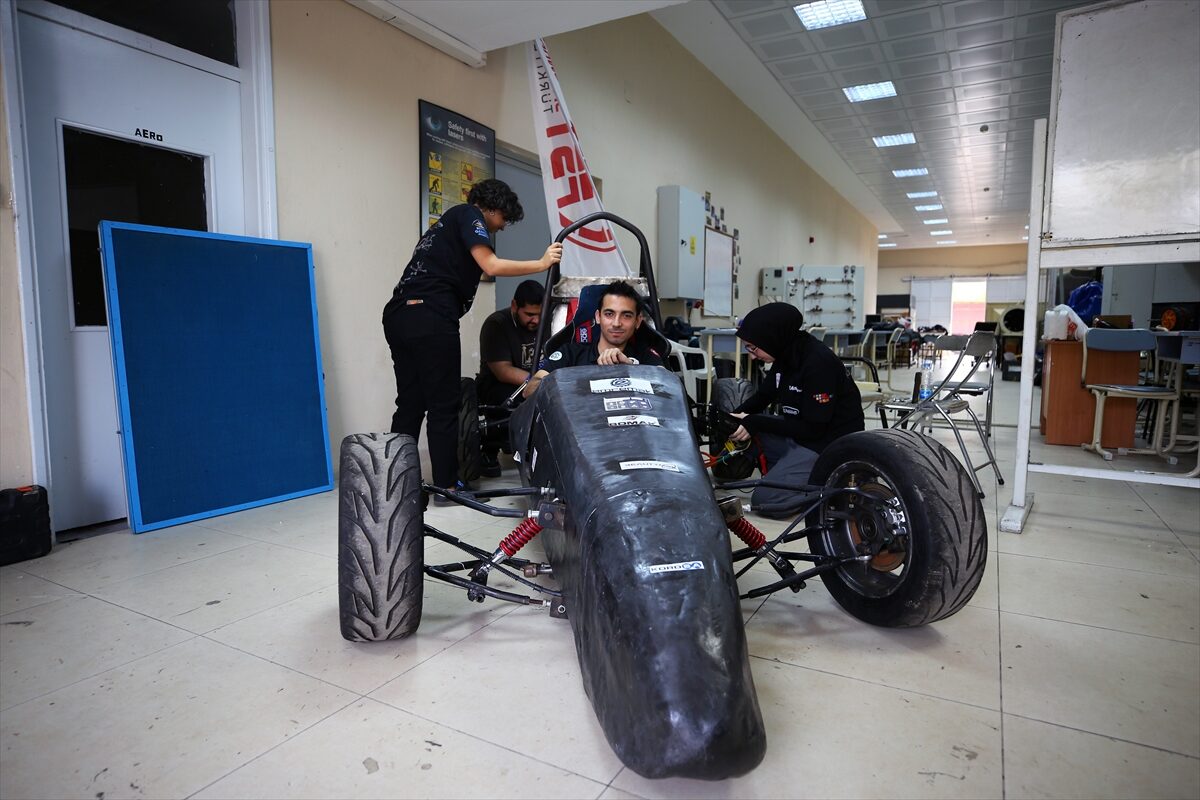 - Adana'da üniversiteli gençlerin 2013'te kurduğu takımın geliştirdiği roket ile