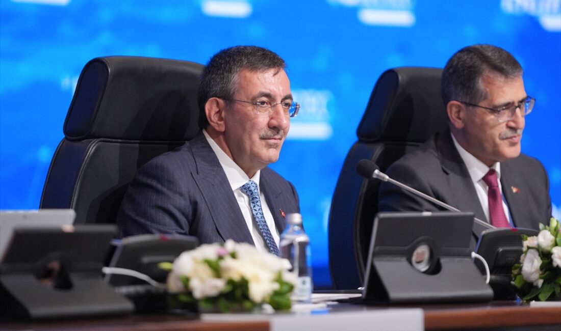 - İstanbul Kongre Merkezi'nde düzenlenen oturumda, bakanlar, ihracat stratejilerinin geliştirilmesi