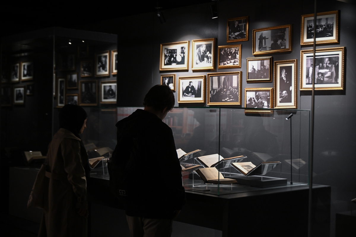 - Sergide Atatürk'ün okuduğu kitapların yanı sıra ses kayıtları, konuşmaları