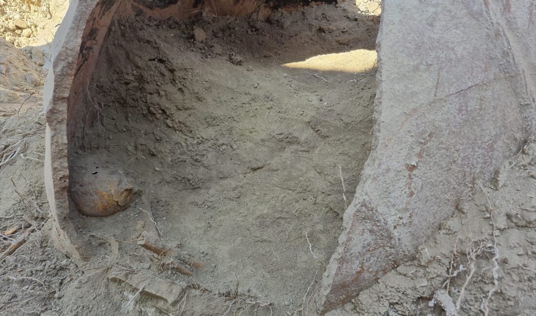 DENİZLİ (AA) – Denizli'nin Acıpayam ilçesinde, arazide su borusu döşemek