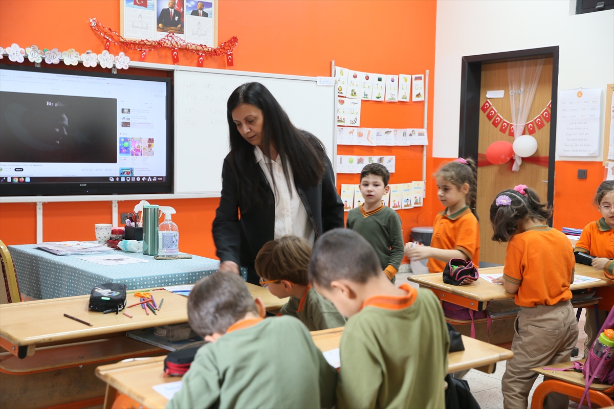 - Ayşe Gümüşer İlkokulu Müdürü Murat Tüten:
- "Depremden sonra tüm