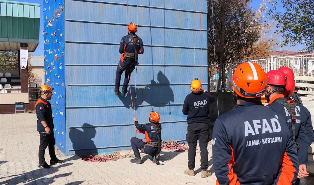 - Van'da 2011'de meydana gelen depremlerde görev alan, 6 Şubat