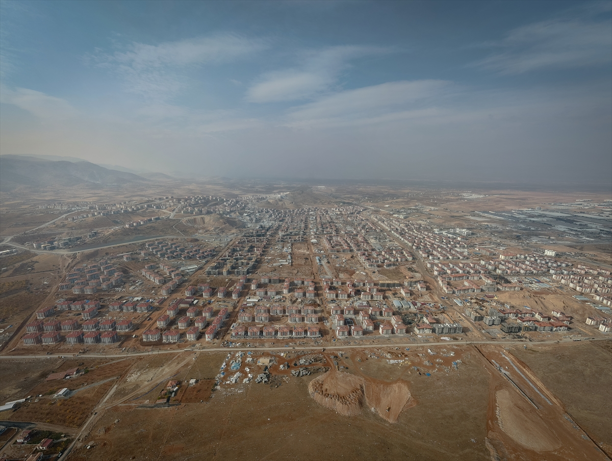 - Afetin ardından 103 bin 494 konutun inşa çalışmalarının devam