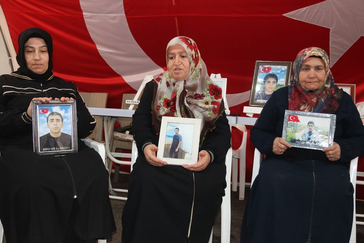 - Anne Ayten Elhaman:
- "Biz anneler kararlıyız. Evlatlarımızı almadan gitmeyeceğiz"