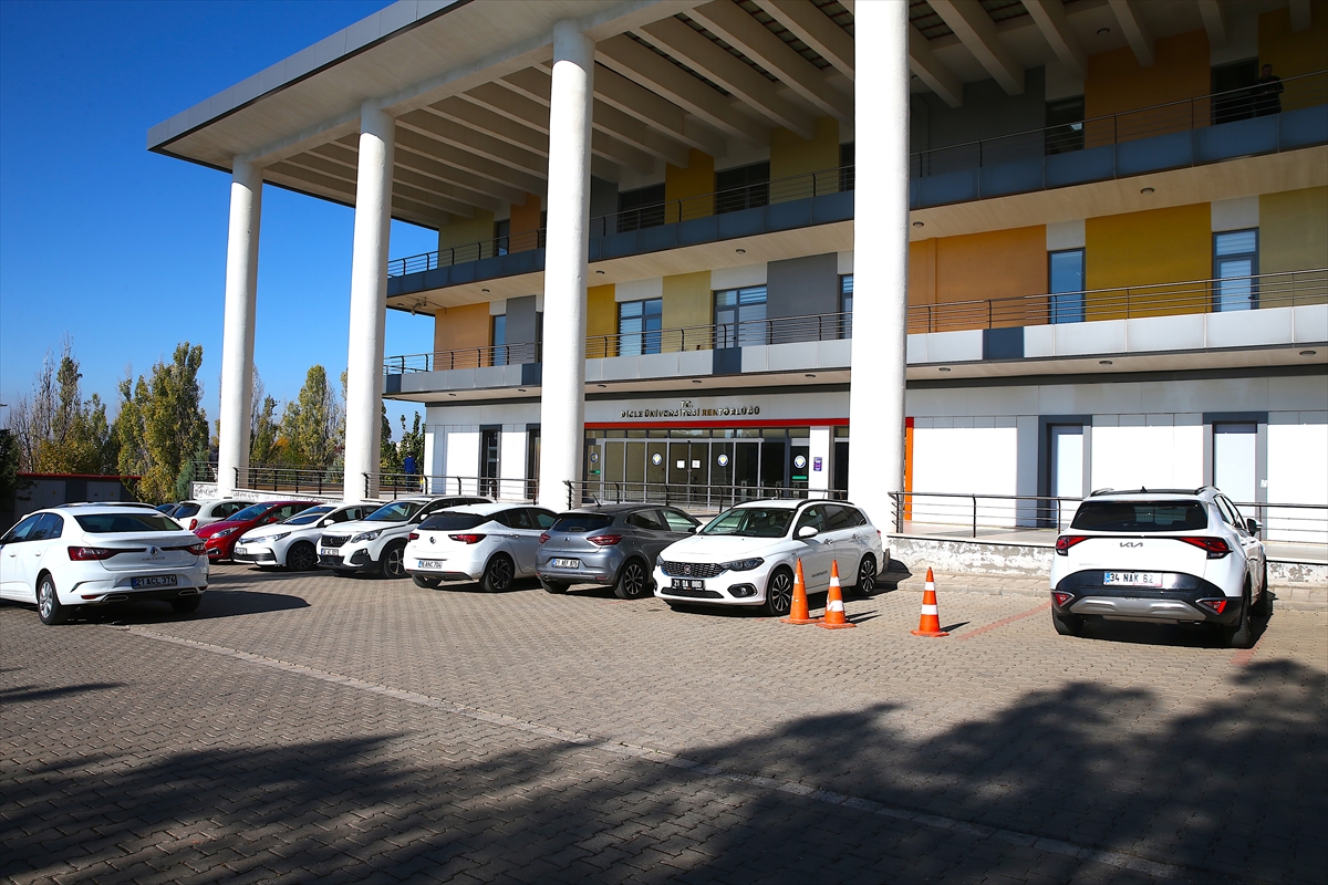 - Dicle Üniversitesi Arabuluculuk Komisyonu, çalışan ve işveren arasında farklı