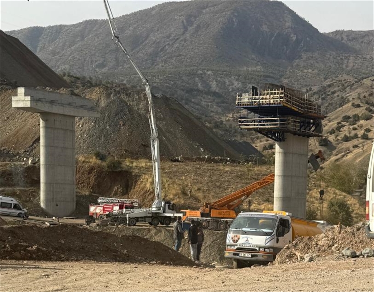 DİYARBAKIR (AA) – Diyarbakır'ın Kulp ilçesinde inşası süren köprüde iskelenin