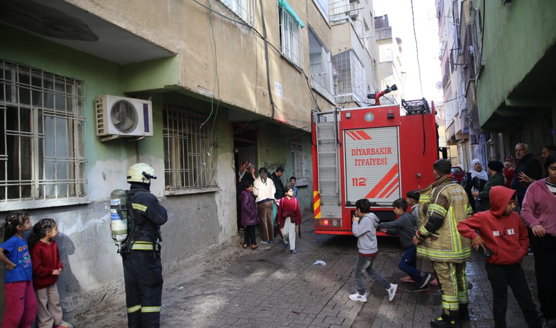 DİYARBAKIR (AA) – Diyarbakır'ın merkez Bağlar ilçesinde yangın çıkan binada