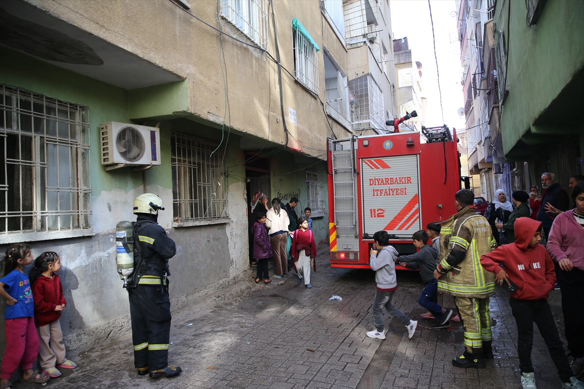 DİYARBAKIR (AA) – Diyarbakır'ın merkez Bağlar ilçesinde yangın çıkan binada