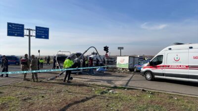 DİYARBAKIR (AA) – Diyarbakır'ın merkez Bağlar ilçesinde üç aracın karıştığı