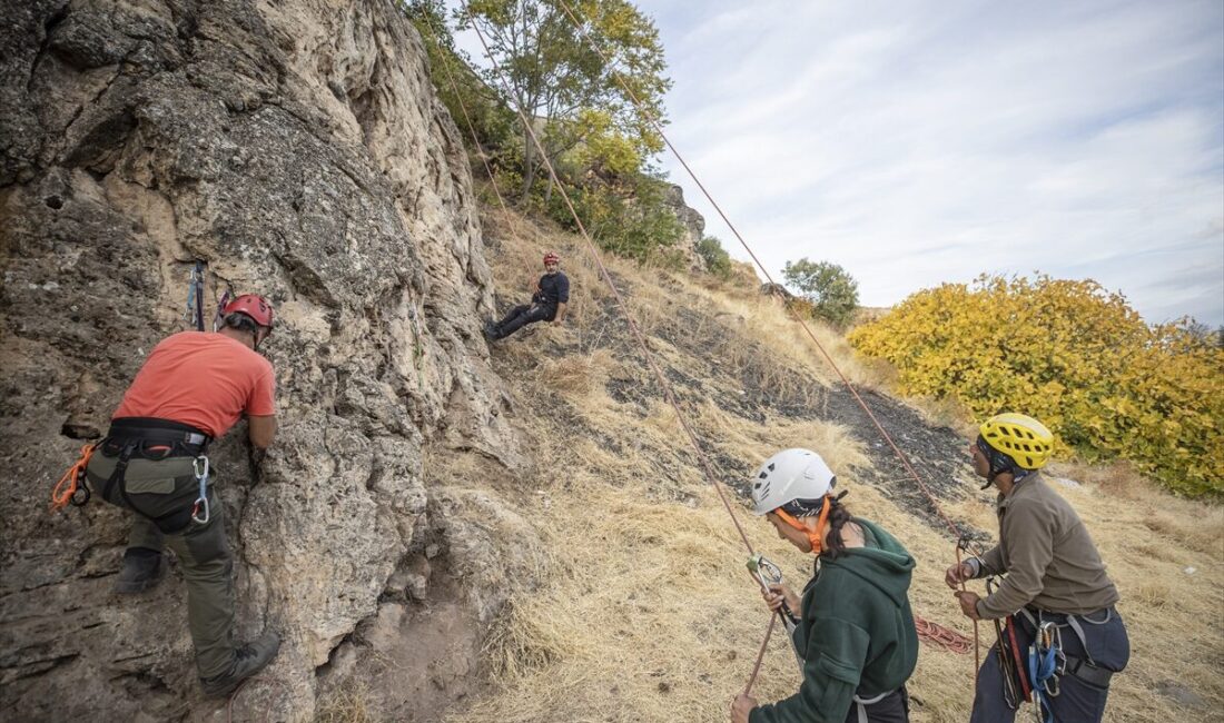 - Türkiye Dağcılık Federasyonunca Tunceli'de düzenlenen eğitimlere başvuran doğaseverler, antrenörlerden