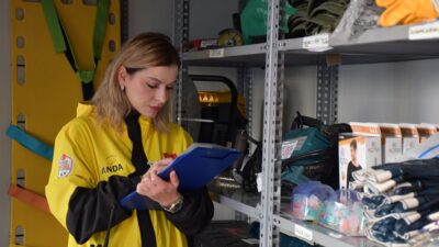 - 12 Kasım 1999'daki afette babasını ve 8 akrabasını kaybeden