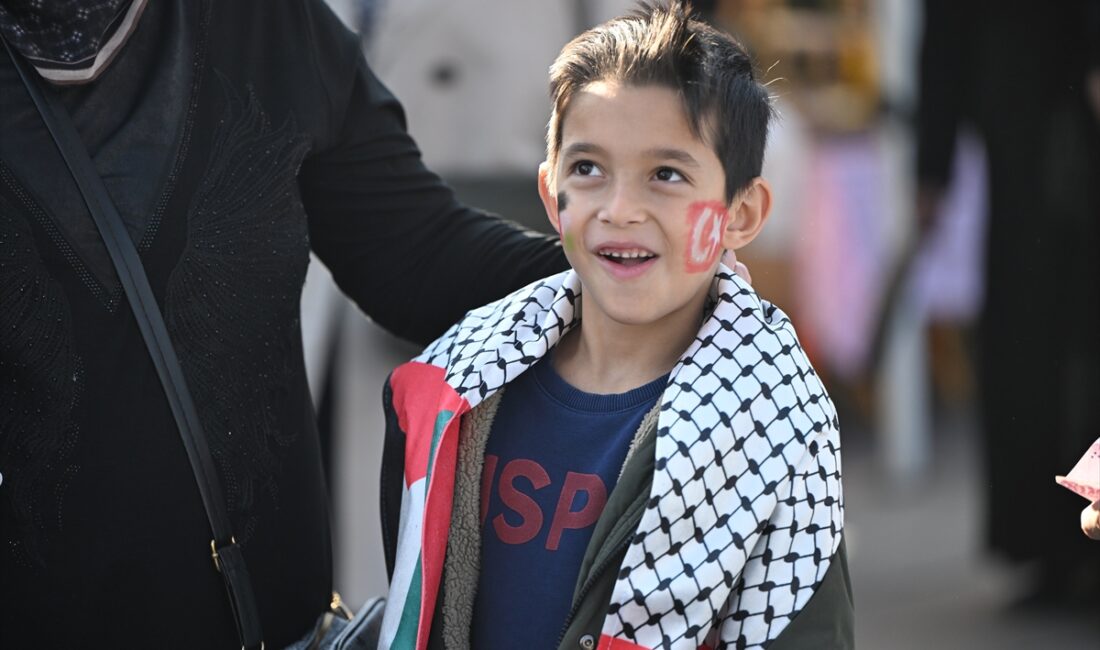 DÜZCE (AA) – Düzce'de Gazze yararına düzenlenen kermesin açılışı gerçekleştirildi.