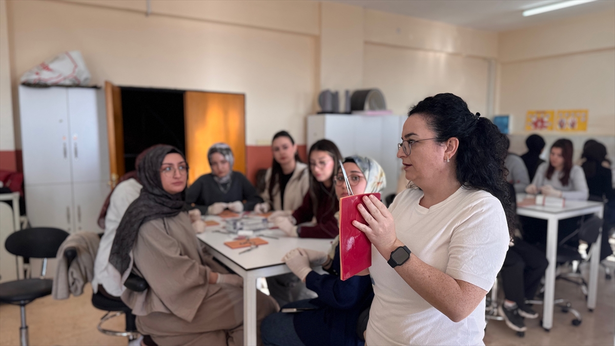 - Selçuk Üniversitesinde ebelik öğrencilerinin doğum kesisi ve enjeksiyon gibi