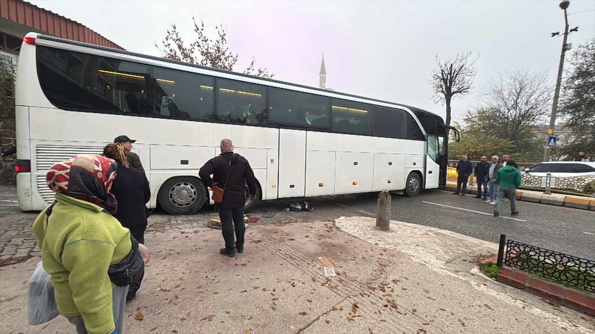 EDİRNE (AA) – Edirne'de trafiğin yoğun olduğu Atatürk Bulvarı'nda kayan