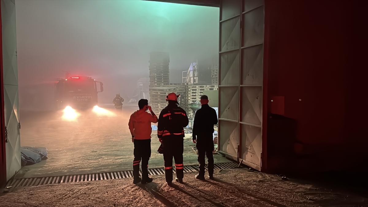 EDİRNE (AA) – Edirne'de palet fabrikasında çıkan yangın itfaiye ekiplerince