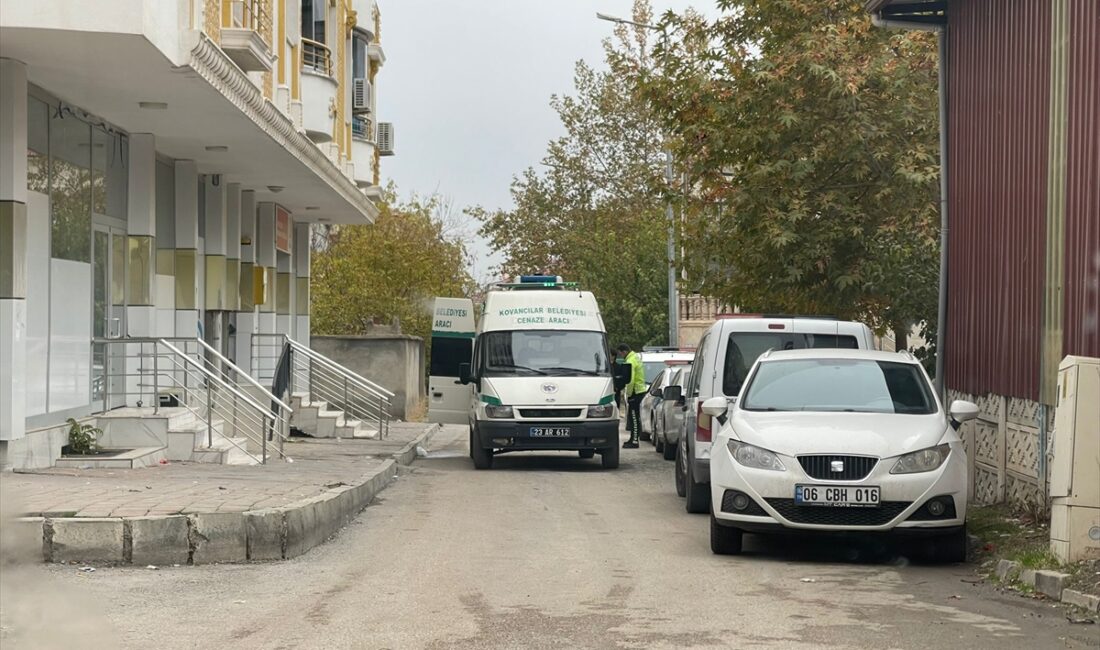 ELAZIĞ (AA) – Elazığ'ın Kovancılar ilçesinde bir kişi eşini silahla