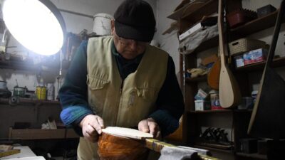 - Düzce'de lise yıllarında bağlama çalmayı, öğretmenlik döneminde ise üretimini